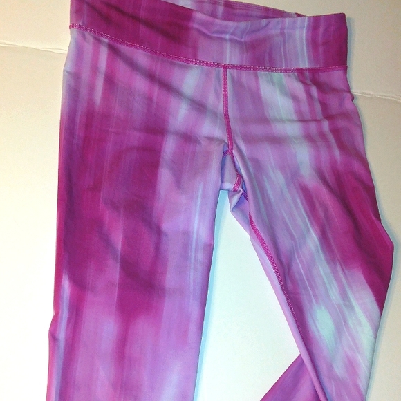 EUC Women's Under Armour Purple Ombre Athletic stretch Capri pants - Picture 2 of 12